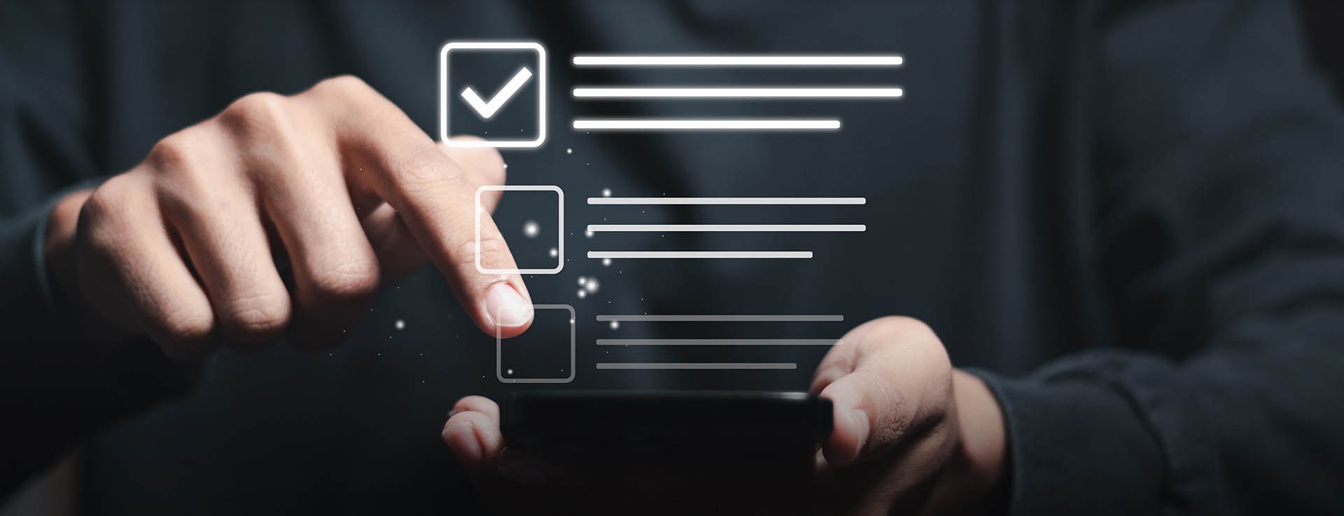 Hand berührt digitale Checkliste mit Häkchen