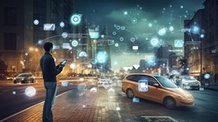 Person in einer Stadtumgebung mit holografischen Symbolen um ein Auto