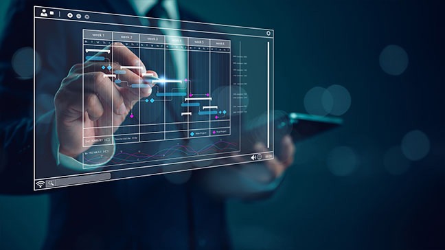 Hand hält ein holografisches Display mit technischen Daten