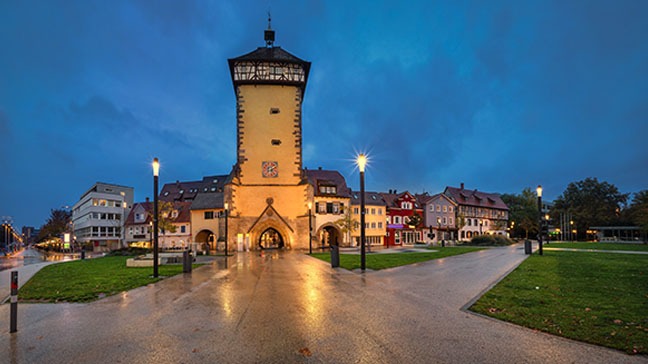 Nachtaufnahme vom Tübinger Tor in Reutlingen, Deutschland