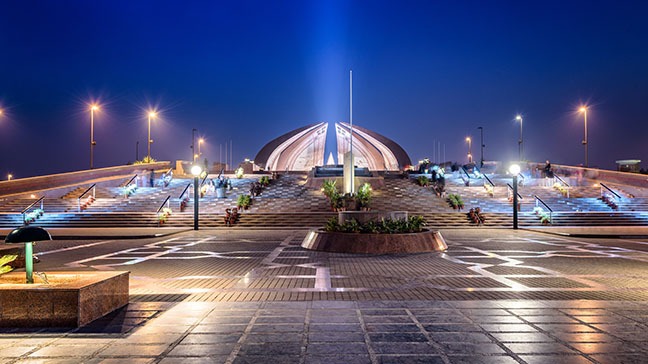 Nachtaufnahme des Pakistan Monuments in Rawalpindi, Pakistan