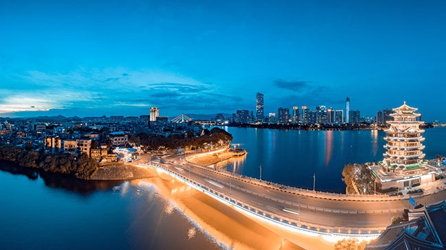 Nachtaufnahme der beleuchteten Skyline von Huzhou, China